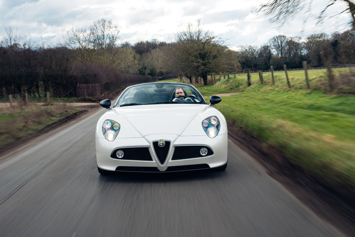 アルファロメオ８C ブラック AUCTION: 4,900-Mile 2008 Alfa Romeo 8C Competizione